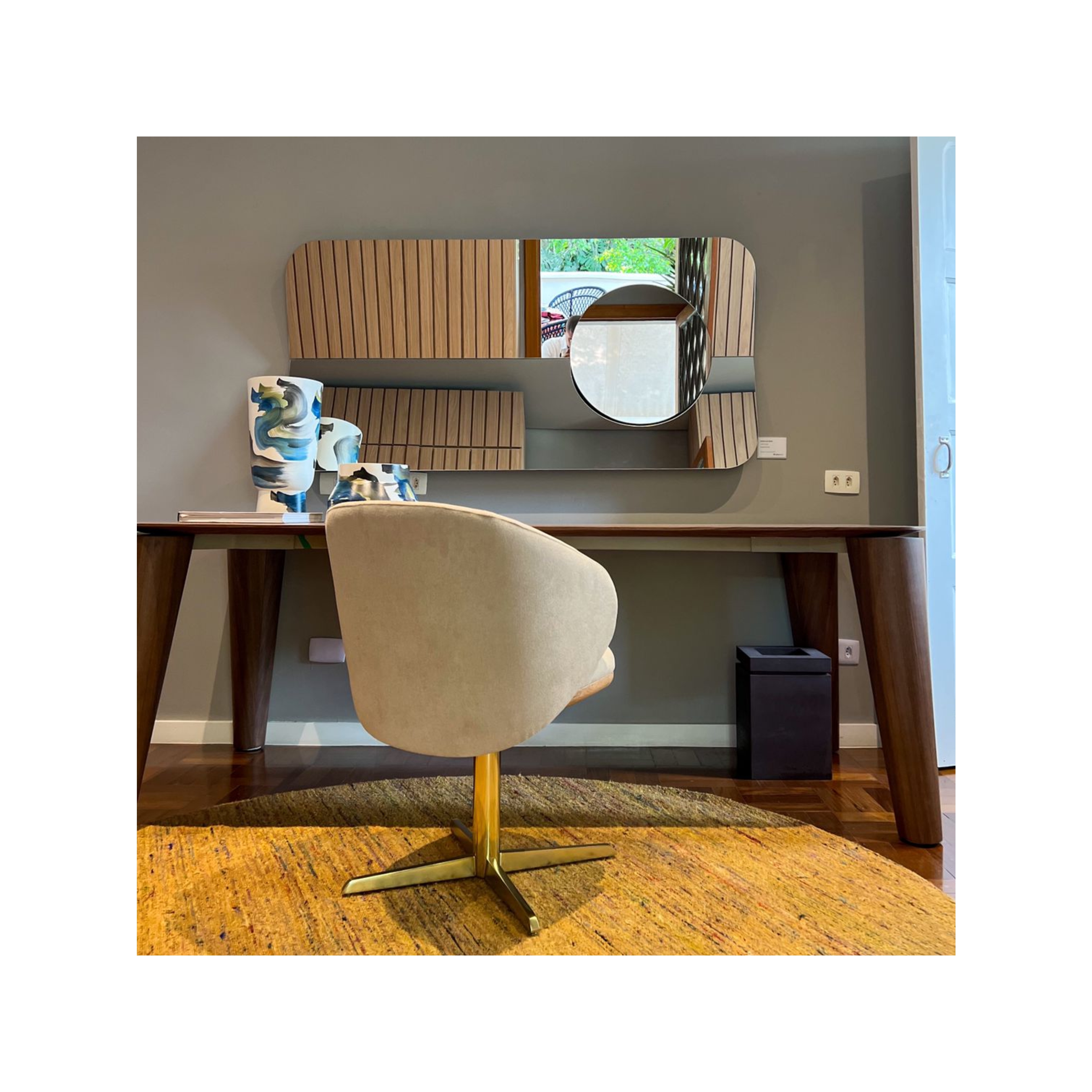 nox com escrivaninha.jpg